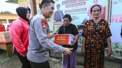 Kapolda Malut dan Ketua Bhayangkari Salurkan Bantuan Sosial ke Desa Sibenpopo