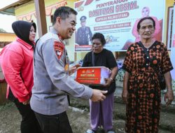 Kapolda Malut dan Ketua Bhayangkari Salurkan Bantuan Sosial ke Desa Sibenpopo