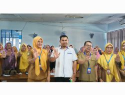 Kepala Dinas DPPKB Kota Ternate Salurkan Insentif Kader TPK
