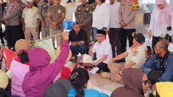 Hadapi Demo, Wabup Halbar Duduk Lesehan Bersama Massa Aksi