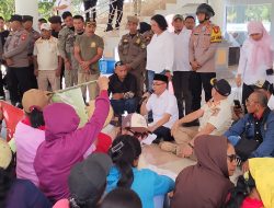 Hadapi Demo, Wabup Halbar Duduk Lesehan Bersama Massa Aksi