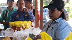 Usai Upacara HUT RI Ke-81, Warga Buru Pasar Murah Yang Digelar Pemda Halbar