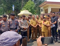 Bupati Piet Tatap Muka Dengan Masa Aksi di Depan kantor Bupati Tentang Perda Hilirisasi Kelapa 