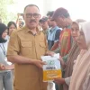 Bupati James Serahkan Bantuan Bibit Jagung kepada Kelompok Tani