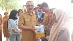 Bupati James Serahkan Bantuan Bibit Jagung kepada Kelompok Tani