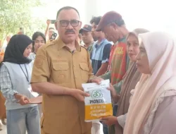 Bupati James Serahkan Bantuan Bibit Jagung kepada Kelompok Tani