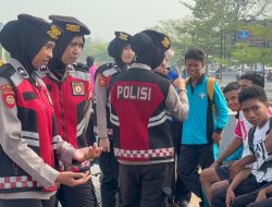 Polwan Dekatkan Diri dengan Warga Lewat Patroli Dialogis