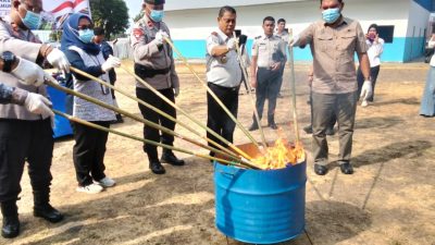 Kanwil Ditjenpas Malut Musnahkan Barang Bukti Elektronik Hasil Razia yang Dimiliki Warga Binaan