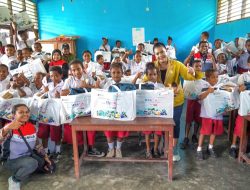 Pertamina Salurkan Perlengkapan Sekolah Bagi Ratusan Murid di Sentani